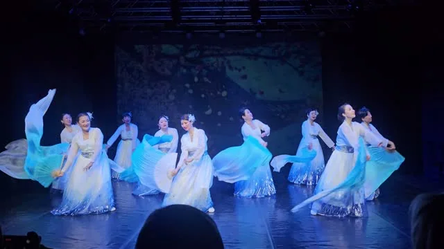 Танец с голубыми веерами