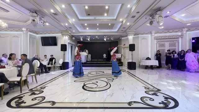 Парный танец в светлом зале