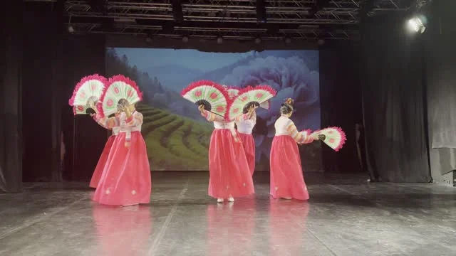 Танец с веерами в розовых костюмах
